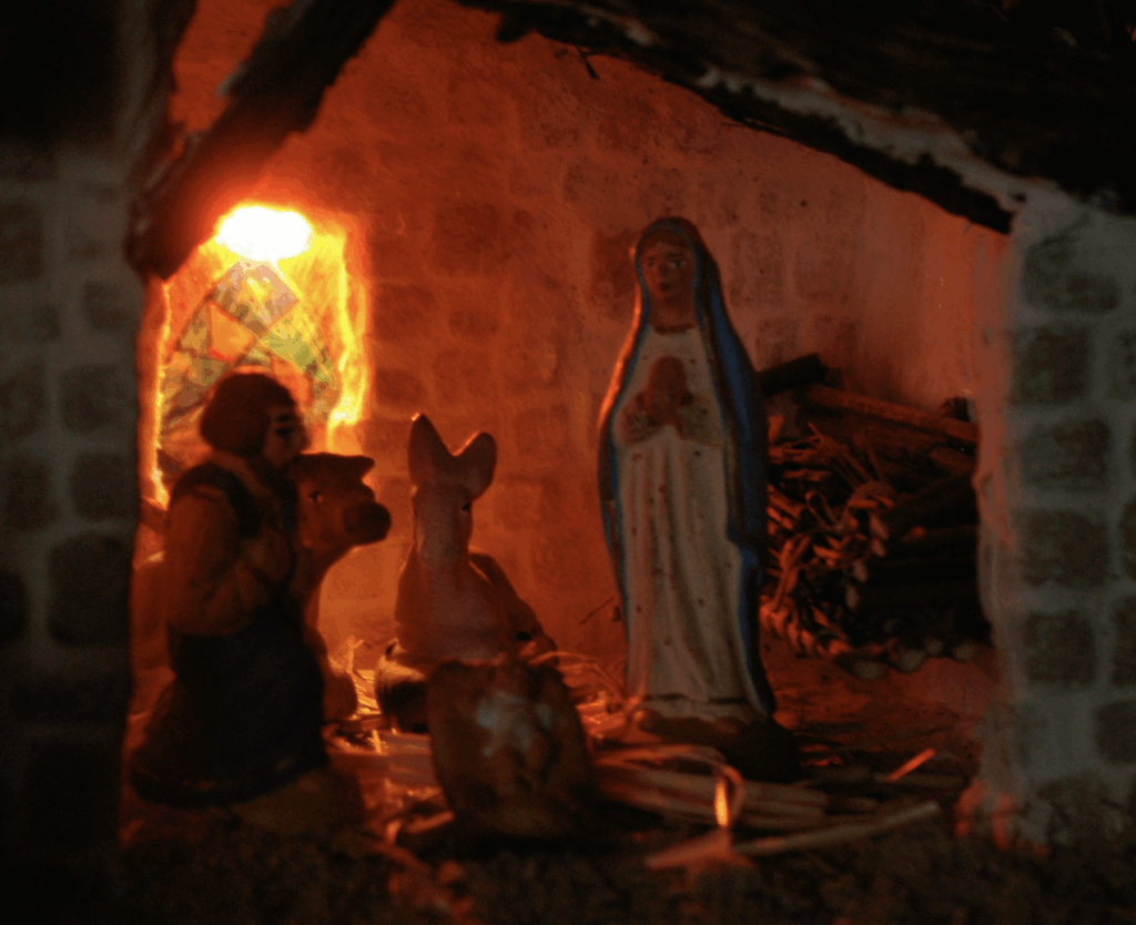 Une veillée avec des contes, des chants de Noël, de la musique, devant la crèche