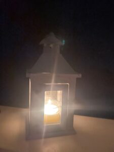 Veiller... une simple bougie allumée pour faire reculer la nuit !