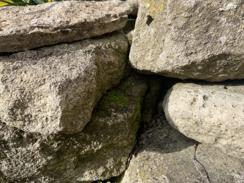 S'accrocher au nom de Jésus, même lorsqu'il ne restera pas pierre sur pierre de ce que nous avions forgé comme repères religieux..