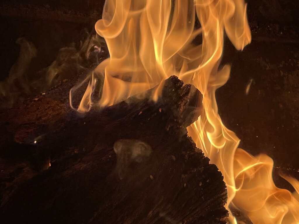 Des flammes, car le désir de l'adoration peut être comme un feu qui brûle en nous.